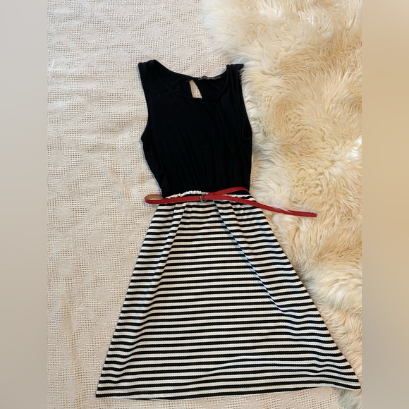 Classic dress - Picture 1 of 3